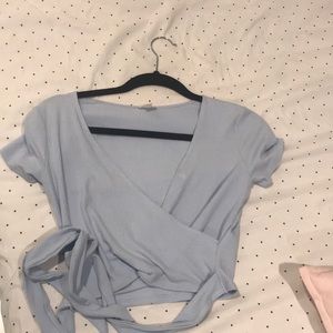 cute wrap top ✨2 $7 in tops✨